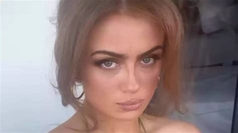 Maisie Smith stuns fans as she strips down to tiny bikini in。